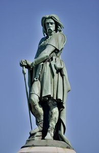 Vercingetorix (72-46 ईसा पूर्व) की विशाल प्रतिमा, गैलिक नेता - बाजरा ऐम की मूर्तिकला (1819-1891) 1865 में मोंट औक्सोइस के पश्चिमी भाग पर 6.60 मीटर लंबा एरिगे (वायलेट ले डक द्वारा आधार 7 मीटर ऊंचा) एलिस सैंट रेइन 1865 द्वारा ऐमे बाजरा