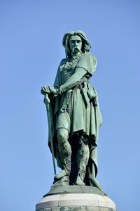 Vercingetorix (72-46 ईसा पूर्व) की विशाल प्रतिमा, गैलिक नेता - बाजरा ऐम की मूर्तिकला (1819-1891) 1865 में मोंट औक्सोइस के पश्चिमी भाग पर 6.60 मीटर लंबा एरिगे (वायलेट ले डक द्वारा आधार 7 मीटर ऊंचा) एलिस सैंट रेइन 1865 द्वारा ऐमे बाजरा