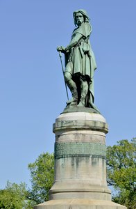 Vercingetorix (72-46 ईसा पूर्व) की विशाल प्रतिमा, गैलिक नेता - बाजरा ऐम की मूर्तिकला (1819-1891) 1865 में मोंट औक्सोइस के पश्चिमी भाग पर 6.60 मीटर लंबा एरिगे (वायलेट ले डक द्वारा आधार 7 मीटर ऊंचा) एलिस सैंट रेइन 1865 द्वारा ऐमे बाजरा