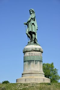 Vercingetorix (72-46 ईसा पूर्व) की विशाल प्रतिमा, गैलिक नेता - बाजरा ऐम की मूर्तिकला (1819-1891) 1865 में मोंट औक्सोइस के पश्चिमी भाग पर 6.60 मीटर लंबा एरिगे (वायलेट ले डक द्वारा आधार 7 मीटर ऊंचा) एलिस सैंट रेइन 1865 द्वारा ऐमे बाजरा
