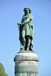 Vercingetorix (72-46 ईसा पूर्व) की विशाल प्रतिमा, गैलिक नेता - बाजरा ऐम की मूर्तिकला (1819-1891) 1865 में मोंट औक्सोइस के पश्चिमी भाग पर 6.60 मीटर लंबा एरिगे (वायलेट ले डक द्वारा आधार 7 मीटर ऊंचा) एलिस सैंट रेइन 1865 द्वारा ऐमे बाजरा