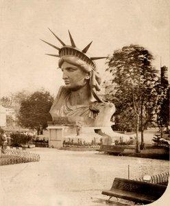 पेरिस में 1883 में प्रदर्शन पर हेड ऑफ द स्टैचू ऑफ लिबर्टी