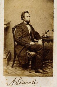 1861 में अब्राहम लिंकन की एक हस्ताक्षरित कार्टे-डे-विज़ेट तस्वीर द्वारा अलेक्जेंडर गार्डनर