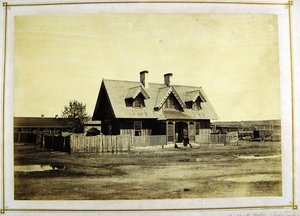 कर्नल बैल का घर, भारतीय व्यापारी, फोर्ट लारमी, 1868 (एल्बम प्रिंट) द्वारा अलेक्जेंडर गार्डनर