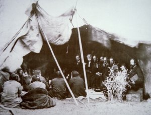 जनरल विलियम टी. शेरमेन (1820-91) चीफ रेड क्लाउड के साथ फोर्ट लारमी की संधि की अध्यक्षता करते हैं, अप्रैल 1868 (बी/डब्ल्यू फोटो) द्वारा अलेक्जेंडर गार्डनर