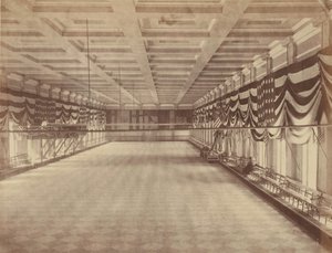 [लिंकन की दूसरी उद्घाटन गेंद के लिए बॉलरूम का आंतरिक दृश्य], मार्च 1865। द्वारा अलेक्जेंडर गार्डनर