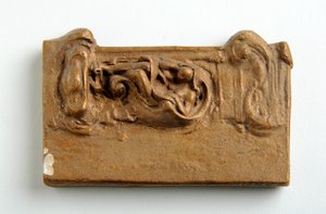 एक बैठे चित्र के साथ एक पैनल के लिए Maquette (चित्रित प्लास्टर) द्वारा अल्फ्रेड गिल्बर्ट