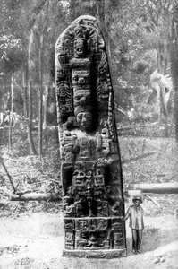 ग्वाटेमाला, 1922 के प्राइमरी जंगल में एक रहस्य मोनोलिथ। द्वारा अल्फ्रेड पी माउडस्ले