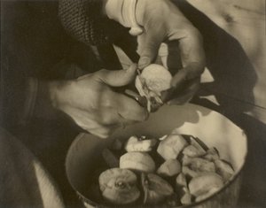 जॉर्जिया ओ'कीफ़े - हैंड्स, 192022। द्वारा अल्फ्रेड स्टिग्लिट्ज़