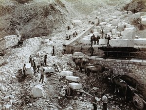 रेलवे वैगनों पर संगमरमर के ब्लॉक लोड करने वाले मजदूरों के साथ रेलवे स्टेशन, परिवहन वैगनों के साथ बैलों के तीन जोड़े दिखाई दे रहे हैं (बी / डब्ल्यू फोटो) द्वारा फ्रेटेली एलिनारी