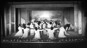विला रोजा माल्टोनी मुसोलिनी: प्रदर्शन करती छात्राएं (बी/डब्ल्यू फोटो) द्वारा फ्रेटेली एलिनारी