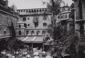 कैलिफ़ोर्निया: रिवरसाइड, ग्लेनवुड मिशन इन का आंगन डाइनिंग रूम (बी/डब्ल्यू फोटो) द्वारा अमेरिकी फ़ोटोग्राफ़र (बाद में)
