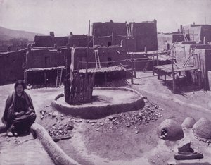 पुएब्लो शहर, एरिज़ोना की आंतरिक अदालत (बी / डब्ल्यू फोटो) द्वारा अमेरिकी फ़ोटोग्राफ़र (बाद में)