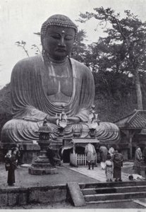 महान कांस्य बुद्ध, छह शताब्दियों के लिए पूजनीय (b/w फोटो) द्वारा अमेरिकी फ़ोटोग्राफ़र (बाद में)