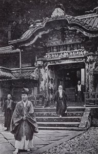 निक्को का मंदिर (बी/डब्ल्यू फोटो) द्वारा अमेरिकी फ़ोटोग्राफ़र (बाद में)