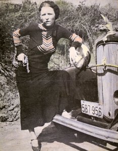 बोनी पार्कर बंदूक और सिगार के साथ 'कठिन' पोज़ देते हुए, c.1934 (b/w फोटो)