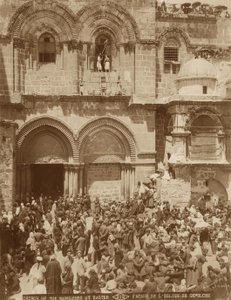 चर्च ऑफ होली सेपुलचर, यरुशलम, आंगन के साथ तीर्थयात्रियों की भीड़ ईस्टर, 1898-1911 के लिए एकत्र हुई द्वारा अमेरिकी फोटोग्राफर