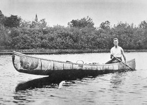 फ्रेंकलिन डी. रूजवेल्ट (1882-1945) कैंपोबेलो द्वीप, न्यू ब्रंसविक में एक बर्च डोंगी को पैडलिंग करते हुए द्वारा अमेरिकी फोटोग्राफर