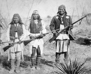 गेरोनिमो और उसके तीन अपाचे योद्धा द्वारा American Photographer