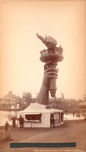 स्टैचू ऑफ़ लिबर्टी का हाथ और टॉर्च, c.1876 (एल्बम प्रिंट