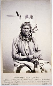 NE-BAH-QUAH-OM, बिग डॉग, चिप्पेवा चीफ, ने मिनेसोटा में Sioux से लड़ने की पेशकश की द्वारा अमेरिकी फोटोग्राफर