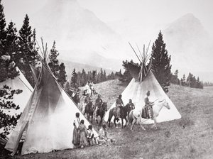 मूल अमेरिकी टेपी कैंप, मोंटाना, c.1900 (b/w फोटो) द्वारा अमेरिकी फोटोग्राफर