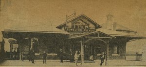 अखबारों की कतरन: पॉवेल्टन एवेन्यू स्टेशन, पेंसिल्वेनिया, अमेरिका, 1896 (फोटोग्राफिक प्रिंट) द्वारा अमेरिकी फोटोग्राफर