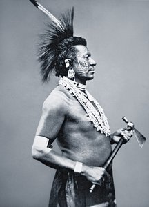टॉमहॉक पाइप के साथ ओसेज जनजाति योद्धा, c.1875 (b/w फोटो) द्वारा अमेरिकी फोटोग्राफर