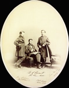 सैन्य वर्दी में Ulysses S. Grant और उनके सहयोगियों, Orville E. Babcock और Adam Badeau की हस्ताक्षरित तस्वीर, C.1.165 द्वारा अमेरिकी फोटोग्राफर