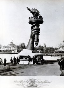 स्टैच्यू ऑफ़ लिबर्टी का हाथ और मशाल, 1876 द्वारा अमेरिकी फोटोग्राफर