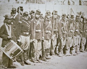 छठी मेन इन्फैंट्री Regt। फ्रेडरिक्सबर्ग की लड़ाई के बाद परेड पर केंद्रीय सेना द्वारा अमेरिकी फोटोग्राफर