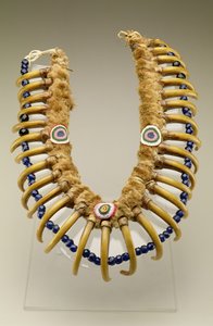 ग्रिजली भालू पंजा हार, आयोवा, अमेरिकी मूल निवासी, c.1830 (ओटर पेल्ट, ग्रिज़ली बियरक्लास, ग्लास बीड्स)