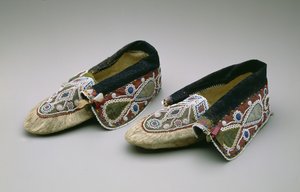 मोकासिन, चिप्पेवा, c.1835 (बकस्किन, कांच के मोती, सूती, रेशमी कपड़े और रिबन) द्वारा अमेरिकी स्कूल