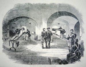 1861 में संघ के नियंत्रण में 'फ़ोर्ट डिकेंस, फ़्लोरिडा में दस पार्श्व कैसीमेट बैटरियों में से एक' (लिथो) द्वारा अमेरिकी स्कूल
