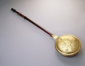 वार्मिंग पैन, शायद बोस्टन से, 1780-90 (पीतल और मेपल या सन्टी)