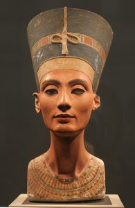 नेफ़र्टिटी बस्ट, सीए 1350 ई.पू. द्वारा Ancient Egypt