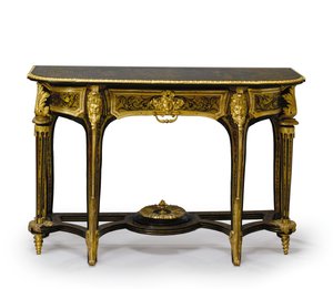 लुई XIV घाट तालिकाओं की एक मिलान जोड़ी में से एक, c.1710 (ormolu घुड़सवार और Boulle पीतल inlaid tortoiseshell) (469014 और 469015 भी देखें)