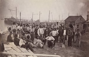 क्वार्टरमास्टर के घाट, अलेक्जेंड्रिया, वर्जीनिया, 1863-65 में मजदूर। द्वारा एंड्रयू जोसेफ रसेल।