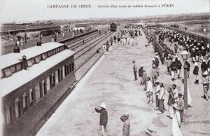 1900-1901 के आसपास चीनी अभियान फोटोग्राफी के दौरान पेकिन में एक फ्रांसीसी सैनिक ट्रेन का आगमन - निजी संग्रह द्वारा अनाम अनाम