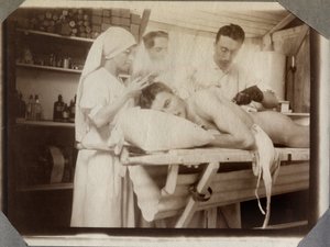 प्रथम विश्व युद्ध 1914-1918: ड्रेसिंग रूम में एक सैनिक के घावों का इलाज करने वाले डॉक्टर और नर्स, इंग्लिश चैनल, लोअर नॉर्मंडी (लोअर नॉर्मंडी), फ्रांस में कौविल का शिविर। बेनामी तस्वीर जुलाई 1917। निजी संग्रह, स्टेला। द्वारा अनाम अनाम