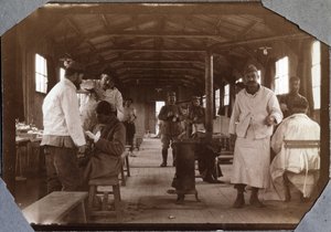 प्रथम विश्व युद्ध 1914-1918: फ्रांसीसी घायल सैनिकों के लिए ड्रेसिंग रूम। कौविल डान्स ला मांचे, लोअर नॉर्मंडी (लोअर नॉर्मंडी), फ्रांस। बेनामी फोटोग्राफी मई 1917। निजी संग्रह, स्टेला। द्वारा अनाम अनाम