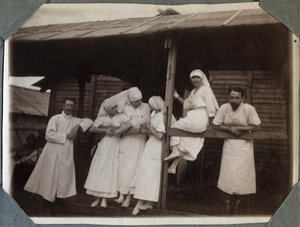 प्रथम विश्व युद्ध 1914-1918: फ्रांस के कौविल, मांचे, बासे-नॉरमैंडी (बासे नॉर्मंडी) में ब्लाउज में नर्सें और डॉक्टर। बेनामी तस्वीर जुलाई 1917। निजी संग्रह, स्टेला। द्वारा अनाम अनाम