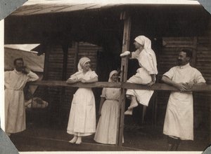प्रथम विश्व युद्ध 1914-1918: कूविल, मांचे, लोअर नॉरमैंडी (बासे नॉर्मंडी), फ्रांस में बात करते हुए ब्लाउज में नर्सें और डॉक्टर। बेनामी तस्वीर जुलाई 1917। निजी संग्रह, स्टेला। द्वारा अनाम अनाम