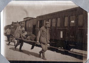 प्रथम विश्व युद्ध 1914-1918: अंग्रेजी चैनल, लोअर नॉर्मंडी (लोअर नॉर्मंडी), फ्रांस के एक स्टेशन में सैनिक घाव और स्ट्रेचर। बेनामी फोटोग्राफी मई 1917। निजी संग्रह, स्टेला। द्वारा अनाम अनाम