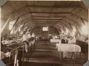 प्रथम विश्व युद्ध 1914-1918: फ्रांसीसी रेड क्रॉस (रेड क्रॉस) के घायल सैनिक और नर्स, इंग्लिश चैनल में कौविल का शिविर, लोअर नॉर्मंडी (लोअर नॉर्मंडी), फ्रांस। बेनामी तस्वीर जुलाई 1917। निजी संग्रह, स्टेला। द्वारा अनाम अनाम