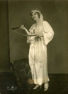 L'Enlevement au serail - Lotte Schoene (Schone) (1891-1977) वोल्फगैंग एमेडियस मोजार्ट द्वारा "द एबडक्शन फ्रॉम द सेराग्लियो" में ब्लोंड के रूप में द्वारा अनाम अनाम