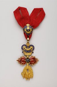 गोल्डन फ्लेस का ऑर्डर: ऑस्ट्रियन गोल्डन फ्लीस - कम किया गया बैज - 1850-1900 - गोल्ड और इमल्स - एच: 7.6 सेमी; डब्ल्यू: 4.5 सेमी; वजन: 42 ग्राम - निजी संग्रह द्वारा अनाम अनाम