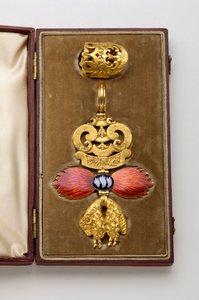 गोल्डन फ्लेस का ऑर्डर: स्पैनिश गोल्डन फ्लीस - आर्थर वेलेस्ली (1769-1852) से संबंधित बैज - ओवर्स - हेमलेट (लंदन) द्वारा निर्मित - 19 वीं शताब्दी की शुरुआत - गोल्ड और इमल्स - एच: 7.8 सेमी; डब्ल्यू: 5.6 सेमी; वजन: 38 ग्राम - बरगंडी मार . में मूल मामला द्वारा अनाम अनाम