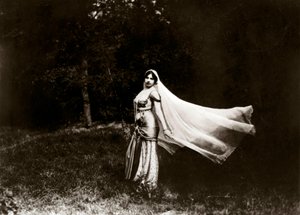 माता हरि (माता-हरिक) के रूप में जानी जाने वाली मार्गरेटा गीर्ट्रूडा ज़ेले का चित्र द्वारा अनाम अनाम