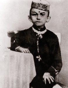 राजनीतिक नेता मोहनदास करमचंद गांधी का चित्र (1869-1948) बच्चा - 1875 के आसपास फोटोग्राफी द्वारा अनाम अनाम